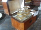Quelqu'un prend une photo d'un coffret à bijoux posé sur une table