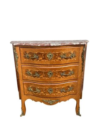 PETITE COMMODE MOUVEMENTEE, en bois de placage à décor marqu…