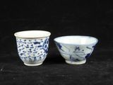 paire de tasses en porcelaine chinoise bleue et blanche ornées de motifs floraux