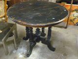 une table au plateau en marbre et une chaise à l'arrière-plan