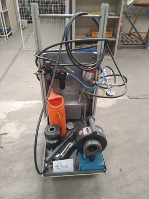 l'image d'une machine posée sur le sol