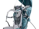 le porte-bébé est fixé à l'arrière du sac à dos de l'enfant