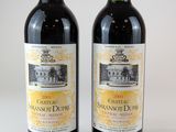 deux bouteilles de vin posées l'une à côté de l'autre sur une surface blanche