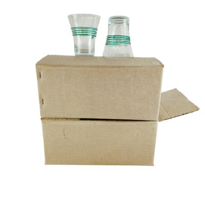 deux verres vides posés sur une boîte en carton