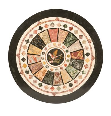 une table ronde sur laquelle se trouve une horloge, sur fond blanc