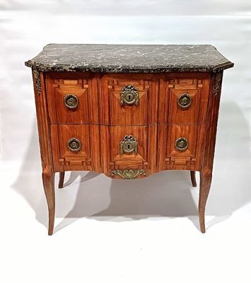 une commode en marbre sur pied