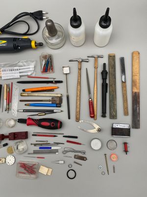un grand nombre d'outils posés sur la table