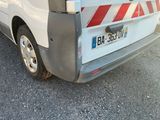 une camionnette blanche avec des bandes rouges et blanches garée dans un parking