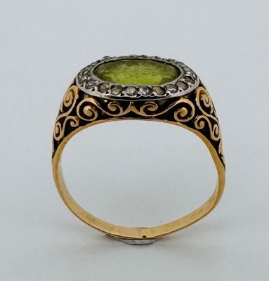 Gros plan sur une bague contenant une pierre verte