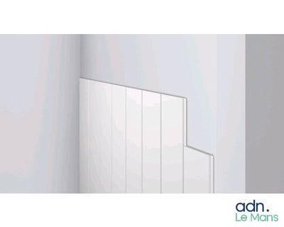 une photo d'une salle de bains avec des toilettes et un miroir