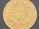 Gros plan sur une pièce d'or ornée d'une couronne.