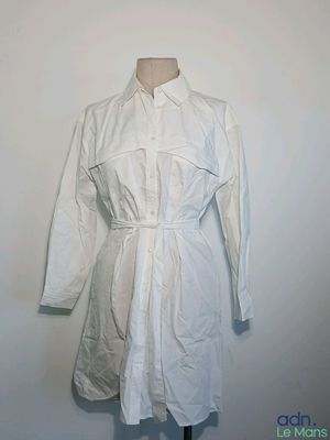 une photo d'une robe-chemise blanche sur un mannequin