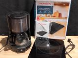 une cafetière et un mixeur posés sur une table