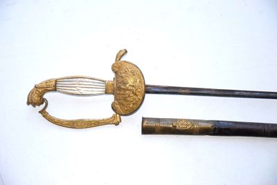 Epée d'officier, montures en laiton et dorée, ciselée; pomme…