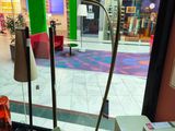 une pièce dans laquelle se trouvent un canapé, un fauteuil, une lampe et d'autres objets