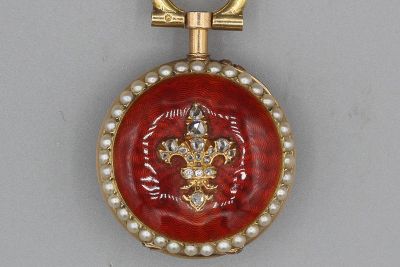 Montre de col en or émaillé surmonté d’une fleur de lys sertie de diam - Photo 1