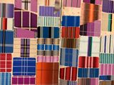 beaucoup de tissus de différentes couleurs accrochés au mur