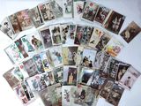 beaucoup de vieilles cartes postales sur la table
