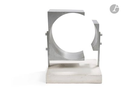 une image représentant une sculpture d'un objet circulaire posé sur un socle
