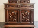 une armoire en bois surmontée d'une horloge