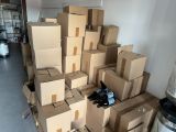 une pile de cartons empilés les uns sur les autres