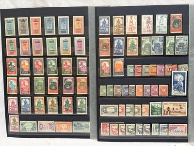 de nombreux types de timbres exposés sur le mur