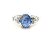 Gros plan sur une bague ornée d'une pierre bleue