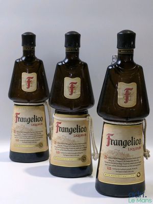 trois bouteilles de vin sont alignées sur une surface blanche
