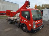 un camion rouge équipé d'une grue à l'arrière