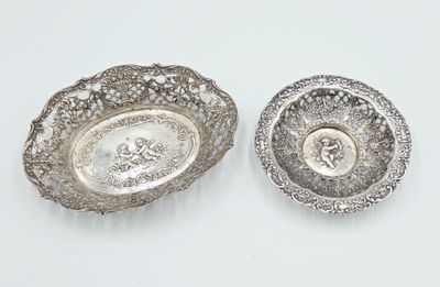 deux plats en argent posés sur une surface blanche, sur fond blanc