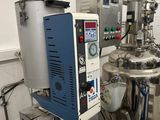 une machine qui se trouve dans une pièce où il y a beaucoup de matériel