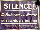 une pancarte violette sur laquelle est inscrit « silence » sur le côté d'un immeuble