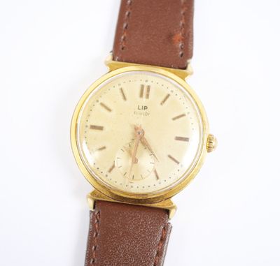 gros plan d'une montre-bracelet sur une surface blanche