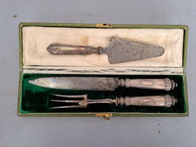 Service à découpé en argent fourré, manches guillochés à déc…