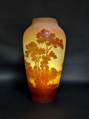 un vase sur lequel figure l'image d'un arbre
