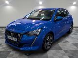 une voiture bleue garée dans un garage au sol en damier