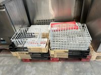 Lot de caillibouti et caisse en plastique, en l'état