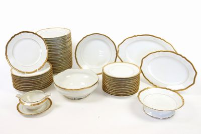 beaucoup d'assiettes et de bols sur la table