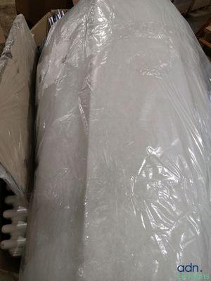 un gros tas de plastique emballé dans une pièce