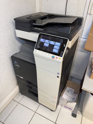 une imprimante multifonctionnelle posée sur une pile de boîtes