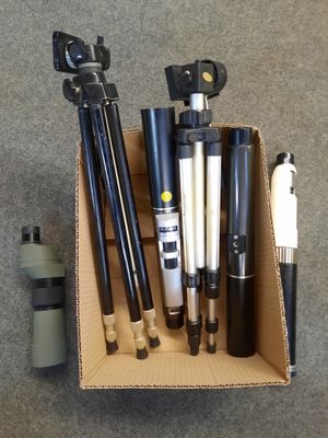 une boîte en carton contenant tout un tas d'outils de toutes sortes