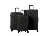 trois bagages empilés les uns sur les autres sur une surface blanche