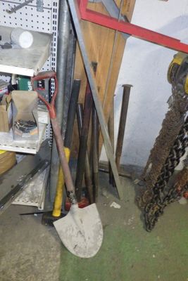 un grand hibou qui se tient près d'un tas d'outils