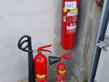 deux extincteurs à côté d'une porte