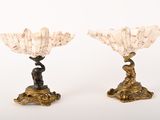 paire de bougeoirs anciens en laiton ornés de fleurs en verre blanc