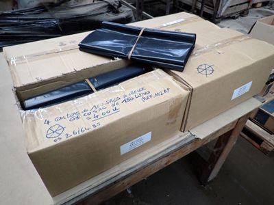deux cartons de bâches bleues posés sur une table