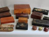de nombreux types de boîtes en bois posées sur une table