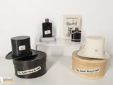 trois types de parfums différents exposés sur une table