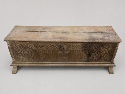 un vieux coffre en bois posé sur une table