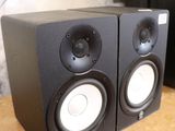 two speakers that are sitting on a table
